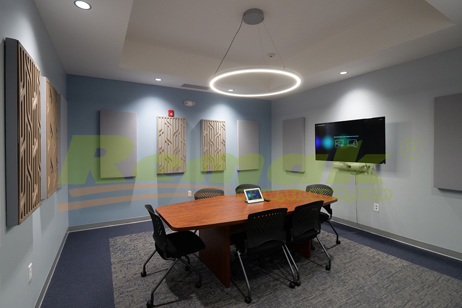 Tấm tiêu âm được lắp trên tất cả các bức tường để tăng hiệu quả tiêu âm 