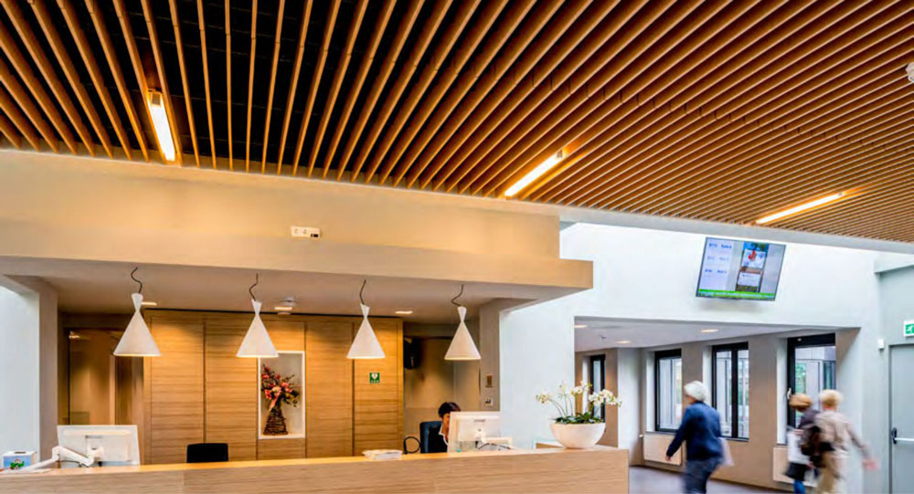 La phông gỗ tiêu âm được sử dụng rất nhiều trong các công trình xây dựng nhà ở, công trình công cộng, thương mại, văn phòng, hội trường, phòng họp